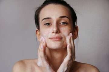 Jak oczyszczać skórę i jak się malować posiadając cerę trądzikową?